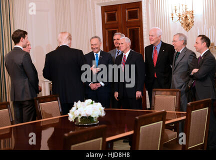 Washington, DC, USA. 23 Jan, 2017. Le Président des Etats-Unis, Donald Trump est l'hôte d'une réception pour nous joindre Chambre et Sénat dirigeants républicains et démocrates dans la salle à manger d'état de la Maison Blanche à Washington, DC le lundi, Janvier 23, 2017. Credit : MediaPunch Inc/Alamy Live News Banque D'Images