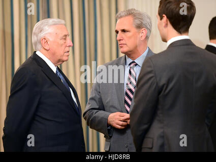 Washington, DC, USA. 23 Jan, 2017. United States House Whip minoritaire Steny Hoyer (démocrate du Maryland), à gauche, avec le chef de la majorité de la Chambre nous Kevin McCarthy (républicain de Californie), centre, et Jared Kushner, Conseiller spécial du Président, à droite, avant l'arrivée du président américain Donald Trump : dpa Crédit photo alliance/Alamy Live News Banque D'Images