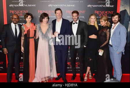 Los Angeles, USA. 23 Jan, 2017. James Fraser, Ruby Rose, Milla Jovovich, Paul WS Anderson, Ali Larter, Rola, Eolin Macken 165 arrivant à la Resident Evil, le dernier chapitre Premiere au Regal Theatre de Los Angeles. 23 janvier, 2017. Credit : Gamma-USA/Alamy Live News Banque D'Images