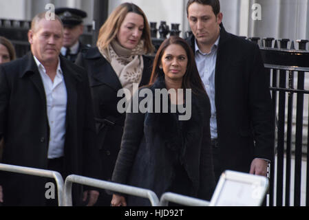 Londres, Royaume-Uni. 24 Jan, 2017. Gina Miller arrive à la Cour suprême de Londres. La Cour suprême doit rendre sa décision sur l'appel interjeté par le gouvernement britannique après que la Haute Cour a jugé le mois dernier que le premier ministre ne peut que déclencher Brexit après un vote au Parlement Crédit : Peter Manning/Alamy Live News Banque D'Images