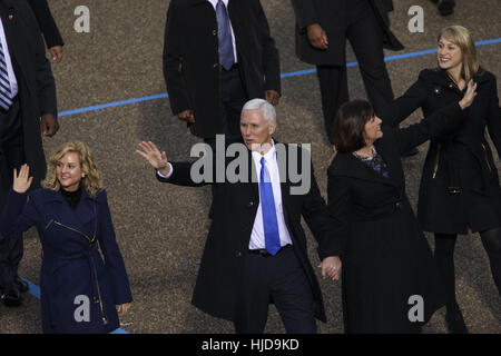 Washington, DC, USA. 20 Jan, 2017. Le Vice-président américain Mike Pence, épouse Karen Pence et assister à l'inauguration de la famille parade de Donald J. Trump comme 45e Président des Etats-Unis devant la Maison blanche le vendredi 20 janvier 2017 à Washington, DC © 2017 Patrick T. Fallon Crédit : Patrick Fallon/ZUMA/Alamy Fil Live News Banque D'Images