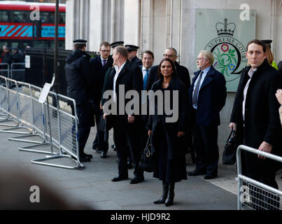 Londres, Royaume-Uni. 24 Jan, 2017. Gestionnaire de placements Gina Miller (C) arrive à la cour suprême britannique à Londres, Royaume-Uni, le 24 janvier 2017. La cour suprême britannique a jugé mardi que le premier ministre Theresa mai doivent consulter le Parlement avant de déclencher des négociations officielles sur UK de quitter l'Union européenne (UE). Credit : Han Yan/Xinhua/Alamy Live News Banque D'Images