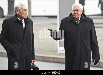 Berlin, Allemagne. 24 Jan, 2017. L'ancien ministre de l'Économie Michael Glos (CSU, L) et l'ancien premier ministre de la membres de Rhénanie-Palatinat et de Thuringe Bernhard Vogel (CDU) arriver à un état spécial cérémonie en l'honneur de l'ancien président allemand Roman Herzog qui a eu lieu à la Cathédrale de Berlin à Berlin, Allemagne, 24 janvier 2017. Photo : Soeren Stache/dpa/Alamy Live News Banque D'Images