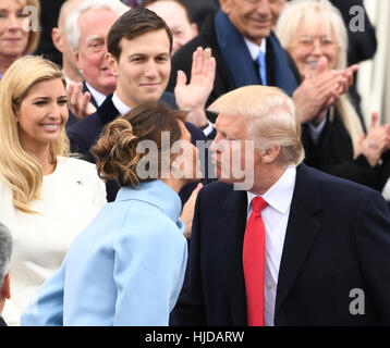 Le président élu, M. Donald J. Trump embrasse sa femme Melania, comme il arrive pour son investiture le 20 janvier 2017 à Washington, D.C. Trump devient le 45e président des États-Unis. - Pas de service de fil - Photo : Pat Benic/UPI/consolidé/dpa Banque D'Images