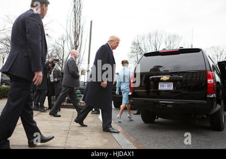 Washington, Us. 20 Jan, 2017. Le président élu des États-Unis Donald J. Trump quitte St. John's Church à Washington, DC, peu de temps avant qu'il sera inauguré comme le 45e président des États-Unis, le 20 janvier 2017. Crédit : Chris Kleponis / EPA - AUCUN FIL SERVICE - Photo : Chris Kleponis/EPA/Piscine/consolidé/dpa/Alamy Live News Banque D'Images