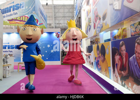 Londres, Royaume-Uni. 24 Jan, 2017. Personnages en costume de Ben et de jouet pour enfant petit royaume passent à l'ouverture de la Toy Fair 2017, qui aura lieu à Kensington Olympia. Le salon rassemble plusieurs des principaux fabricants et distributeurs de jouets et offre une chance pour les acheteurs de voir les derniers jouets en préparation à Noël. Crédit : Stephen Chung/Alamy Live News Banque D'Images