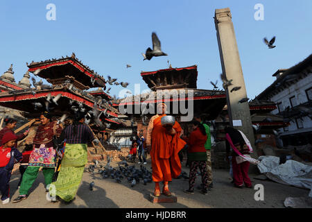 Katmandou, Népal. 24 Jan, 2017. Un moine bouddhiste attend que l'aumône de Hanuman Dhoka à Durbar Square, un site du patrimoine de l'UNESCO à Katmandou, capitale du Népal, le 24 janvier 2017. Credit : Sunil Sharma/Xinhua/Alamy Live News Banque D'Images