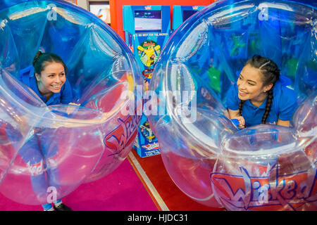 Londres, Royaume-Uni. 24 Jan, 2017. Le méchant Bopper Socker Bulle Corps Balls - Le salon du jouet de Londres s'ouvre à l'Olympia Exhibition Centre. Organisé par la British Association de jouets et c'est le seul jouet dédié, jeu et hobby trade exhibition au Royaume-Uni. Elle est de trois jours, avec plus de 240 entreprises exposantes allant de la grande d'internationaux pour les nouveaux jeunes entreprises. London 24/01/17 Crédit : Guy Bell/Alamy Live News Banque D'Images