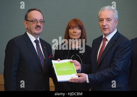 Dresde, Allemagne. 24 Jan, 2017. Le premier ministre de Saxe, Stanislaw Tillich (M) reçoit le rapport final sur le cas de 'Al-Bakr' de Herbert Landau et Katharina Bennefeld-Kersten à la Chancellerie d'état de Saxe à Dresde, Allemagne, 24 janvier 2017. Photo : Sebastian Kahnert/dpa-Zentralbild/dpa/Alamy Live News Banque D'Images