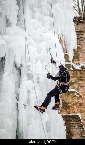 Nove Mesto nad Metuji, République tchèque. 24 Jan, 2017. Un homme monte un mur de glace artificielle de Nove Mesto nad Metuji, République tchèque, le mardi 24 janvier, 2017. L'Europe centrale a été frappé par temps de gel de ces derniers jours. Photo : CTK/Tanecek Photo/Alamy Live News Banque D'Images