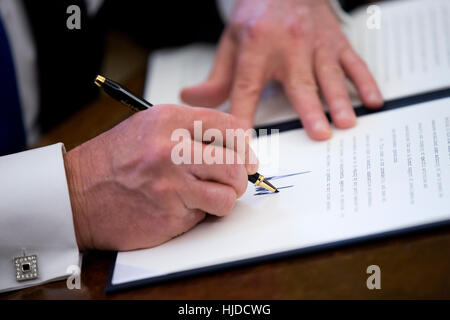 Washington, USA. 24 Jan, 2017. Le président américain, Donald Trump signe l'un des cinq décrets relatifs à l'industrie de l'oléoduc dans le bureau ovale de la Maison Blanche à Washington, DC, USA. Credit : Shawn Thew/Piscine via CNP /Inc/MediaPunch Alamy Live News Banque D'Images