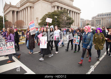 Washington, USA. Janvier 21st, 2017. Marche des femmes à Washington, DC : les jeunes femmes portant des signes a protesté contre les positions de M. Trump Président de femmes et d'autres droits de l'homme. Credit : Dasha Rosato/Alamy Live News Banque D'Images