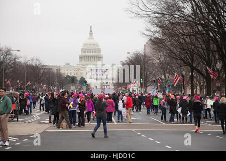 Washington, USA. Janvier 21st, 2017. Marche des femmes à Washington, DC : Les femmes se rassemblent sur Pennsylvania Avenue, NW, avec le United States Capitol à l'arrière-plan pour protester contre les positions de M. Trump Président de femmes et d'autres droits de l'homme. Credit : Dasha Rosato/Alamy Live News Banque D'Images