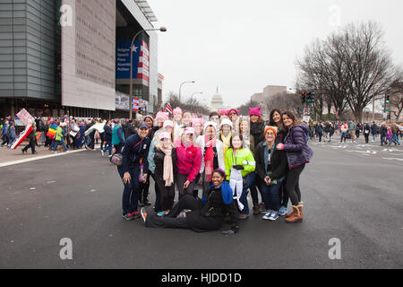 Washington, USA. Janvier 21st, 2017. Marche des femmes à Washington, DC : Groupe d'amis de partout au pays se rassembleront sur Pennsylvania Avenue, NW, en face de Newseum avec le 1er amendement tranchant sur sa façade avant de rejoindre des centaines de milliers d'autres pour protester contre les positions de M. Trump Président de femmes et d'autres droits de l'homme. Banque D'Images