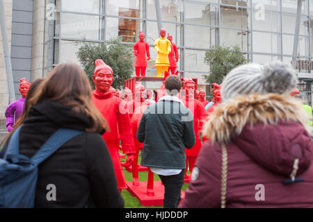 Manchester, UK. 24 Jan 2017. "Les lanternes de la garde côtière des guerriers en terre cuite les rues du centre-ville de Manchester dans le cadre de la fête du Nouvel An chinois. Parrainé par Manchester offre, l'exposition a été présentée pour la première fois à l'ouverture des Jeux Olympiques de Pékin et fait un voyage autour du monde. Credit : Cernan Elias/Alamy Live News Banque D'Images