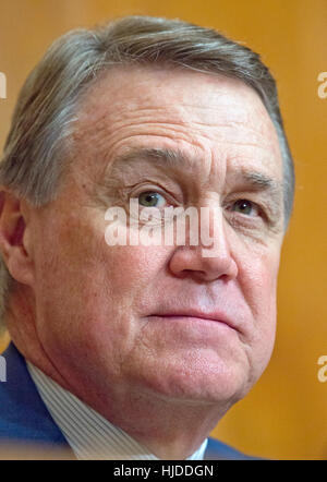 Washington, USA. 24 Jan, 2017. États-unis Le sénateur David Perdue (républicain de Géorgie) apparaît au cours de l'audience de confirmation pour nous représentant Mick Mulvaney (républicain de Caroline du Sud) devant le comité du Sénat américain sur le budget compte tenu de l'audience à sa nomination au poste de directeur, White House Office of Management and Budget (OMB) sur la colline du Capitole à Washington, DC. Credit : Ron Sachs/consolidé Nouvelles Photos/Ron Sachs - CNP/dpa/Alamy Live News Banque D'Images