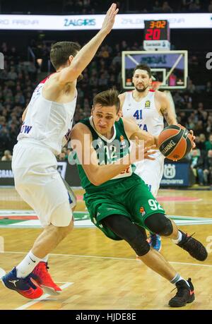 Kaunas, Lituanie. 24 Jan, 2017. Edgaras Ulanovas (R) de Zalgiris Kaunas Lituanie de brise lors d'un match à 19 rondes de la saison régulière 2016-2017 EuroCup contre le CSKA Moscou de Russie à Kaunas, Lituanie. Alfredas Crédit : Pliadis/Xinhua/Alamy Live News Banque D'Images