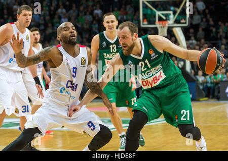 Kaunas, Lituanie. 24 Jan, 2017. Aaron Jackson (L'avant), du CSKA Moscou à partir de la Russie défend contre Arturas Milaknis R, (avant) de Zalgiris Kaunas Lituanie pendant une ronde de 19 au match de saison régulière 2016-2017 l'EuroCup à Kaunas, Lituanie. Alfredas Crédit : Pliadis/Xinhua/Alamy Live News Banque D'Images