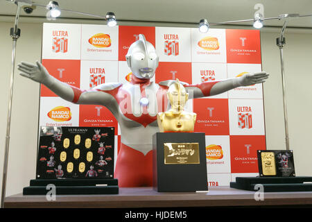 Tokyo, Japon. 25 Jan, 2017. Super-héros japonais Ultraman pose avec son buste commémoratif d'or pur au Ginza Tanaka jewellery store à Tokyo, Japon. Il est évalué à 110 000 000 JPY (environ 1 000 000 USD.) Le magasin vend également un ensemble de pièces d'or 24k et une plaque commémorative jusqu'au 31 janvier. La série TV japonaise a été diffusée en 1966. Credit : Rodrigo Reyes Marin/A Banque D'Images