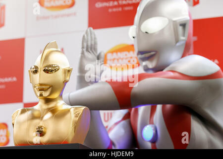 Tokyo, Japon. 25 Jan, 2017. Super-héros japonais Ultraman pose avec son buste commémoratif d'or pur au Ginza Tanaka jewellery store à Tokyo, Japon. Il est évalué à 110 000 000 JPY (environ 1 000 000 USD.) Le magasin vend également un ensemble de pièces d'or 24k et une plaque commémorative jusqu'au 31 janvier. La série TV japonaise a été diffusée en 1966. Credit : Rodrigo Reyes Marin/A Banque D'Images