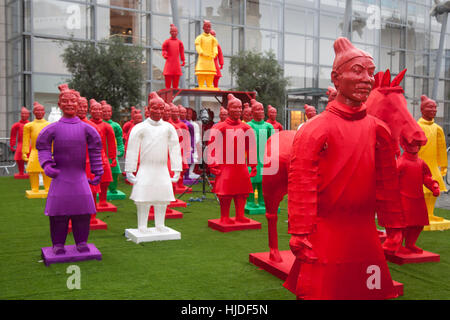 Manchester, UK. 24 Jan 2017. "Les lanternes de la garde côtière des guerriers en terre cuite les rues du centre-ville de Manchester dans le cadre de la fête du Nouvel An chinois. Parrainé par Manchester offre, l'exposition a été présentée pour la première fois à l'ouverture des Jeux Olympiques de Pékin et fait un voyage autour du monde. Ces guerriers s'allumer sont des répliques de la fameuse armée qui gardent le tombeau de l'empereur de Chine. Credit : MediaWorldImages/Alamy Live News Banque D'Images