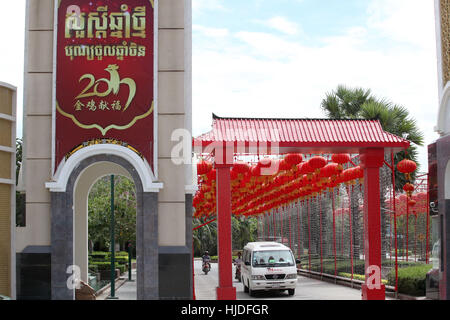 Phnom Penh. 25 Jan, 2017. Photo prise le 25 janvier 2017 montre des lanternes chinoises au-dessus d'une rue de Phnom Penh, Cambodge. Les Cambodgiens d'origine chinoise ont préparé pour célébrer la Nouvelle Année lunaire chinoise, l'année du Coq, qui tombe le 28 janvier cette année. Credit : Sovannara/Xinhua/Alamy Live News Banque D'Images