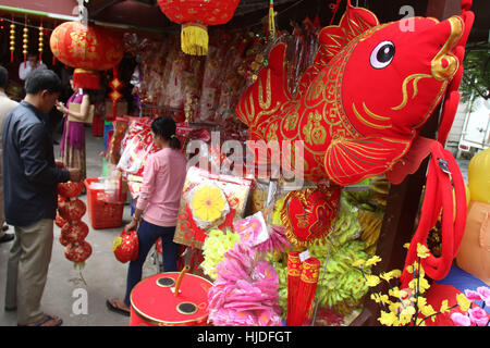 Phnom Penh, Cambodge. 25 Jan, 2017. Les gens choisissent d'articles de décoration pour la Nouvelle Année lunaire chinoise à Phnom Penh, au Cambodge, le 25 janvier 2017. Les Cambodgiens d'origine chinoise ont préparé pour célébrer la Nouvelle Année lunaire chinoise, l'année du Coq, qui tombe le 28 janvier cette année. Credit : Sovannara/Xinhua/Alamy Live News Banque D'Images