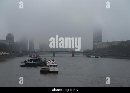 Pont de Lambeth, London, UK. 25 Jan, 2017. Météo. Un épais brouillard à l'ouest de Lambeth Bridge mais clair et couvert en aval. Credit : Malcolm Park editorial/Alamy Live News Banque D'Images