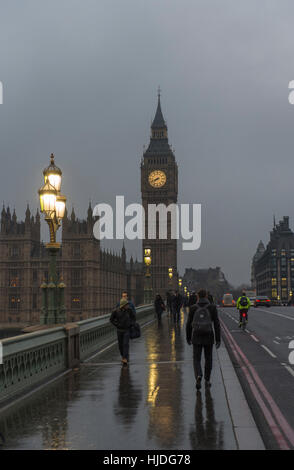 Le pont de Westminster, Londres, Royaume-Uni. 25 Jan, 2017. Météo. Des bancs de brouillard à Millbank et Vauxhall mais tôt le matin, les navetteurs traverser le pont de Westminster en gris de l'hiver. Credit : Malcolm Park editorial/Alamy Live News Banque D'Images