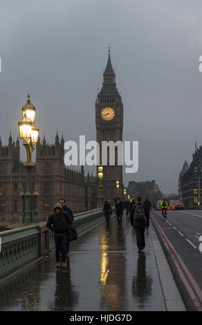 Le pont de Westminster, Londres, Royaume-Uni. 25 Jan, 2017. Météo. Des bancs de brouillard à Millbank et Vauxhall mais tôt le matin, les navetteurs traverser le pont de Westminster en gris de l'hiver. Credit : Malcolm Park editorial/Alamy Live News Banque D'Images