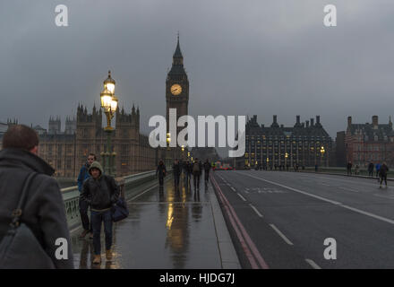 Le pont de Westminster, Londres, Royaume-Uni. 25 Jan, 2017. Météo. Des bancs de brouillard à Millbank et Vauxhall mais tôt le matin, les navetteurs traverser le pont de Westminster en gris de l'hiver. Credit : Malcolm Park editorial/Alamy Live News Banque D'Images