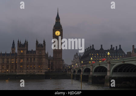 Le pont de Westminster, Londres, Royaume-Uni. 25 Jan, 2017. Météo. Des bancs de brouillard à Millbank et Vauxhall mais tôt le matin, les navetteurs traverser le pont de Westminster en gris de l'hiver avec le banc de brouillard vu derrière Big Ben. Credit : Malcolm Park editorial/Alamy Live News Banque D'Images