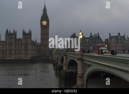 Le pont de Westminster, Londres, Royaume-Uni. 25 Jan, 2017. Météo. Des bancs de brouillard à Millbank et Vauxhall mais tôt le matin, les navetteurs traverser le pont de Westminster en gris de l'hiver. Credit : Malcolm Park editorial/Alamy Live News Banque D'Images