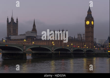 Le pont de Westminster, Londres, Royaume-Uni. 25 Jan, 2017. Météo. Des bancs de brouillard à Millbank et Vauxhall mais tôt le matin, les navetteurs traverser le pont de Westminster en gris de l'hiver avec le banc de brouillard vu derrière le Palais de Westminster. Credit : Malcolm Park editorial/Alamy Live News Banque D'Images