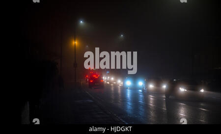 Morden, Londres, Royaume-Uni. 25 Jan, 2017. Les véhicules qui passaient Morden au début de l'heure de pointe du matin avec circulation croisement brillant dans un épais brouillard. Credit : Malcolm Park editorial/Alamy Live News Banque D'Images