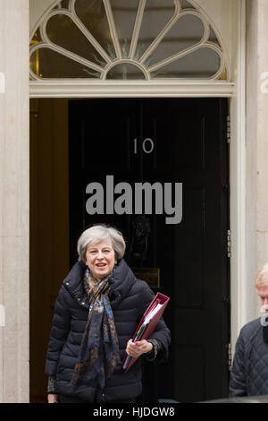Londres, Royaume-Uni. 25 janvier, 2017. Theresa May, le Premier ministre britannique, en laissant 10 Downing Street, la résidence officielle et le bureau du Premier ministre britannique, d'aller au Premier Ministres l'heure des questions à la Chambre des communes. Londres, Royaume-Uni. Crédit : Alex MacNaughton/Alamy Live News Banque D'Images