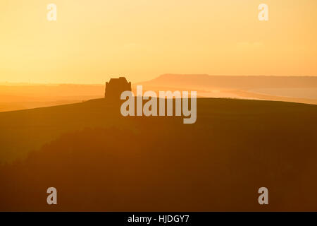 Clair Soleil de Abbotsbury Hill, près de Abbotsbury, Dorset, UK. 25 janvier 2017. Un hiver coloré sunrise de Abbotsbury Hill à la Chapelle de Sainte Catherine vers Portland, avec la flotte et plage de Chesil dans l'arrière-plan. © Dan Tucker/Alamy Live News Banque D'Images