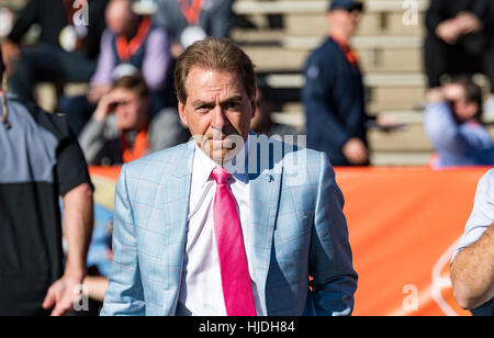 Mobile, Alabama, États-Unis. 24 janvier, 2017. Université de l'Alabama Football entraîneur en chef Nick Saban assiste à jour 1 exercice de la Reese's Senior Bowl à Ladd-Peebles Stadium. Credit : Brad McPherson / Alamy Live News Banque D'Images