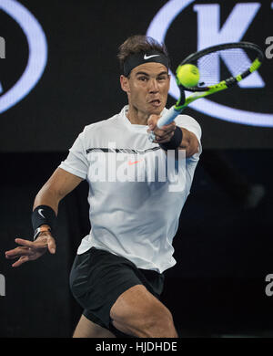 Melbourne, Australie. 25 Jan, 2017. Rafael Nadal l'Espagne renvoie la balle pendant le match quart masculin du Canada contre Milos Raonic à l'Australian Open tennis championships à Melbourne, Australie, le 25 janvier 2017. Credit : Zhu Jingyun Business/Xinhua/Alamy Live News Banque D'Images