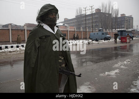 Srinagar, au Cachemire sous contrôle indien. 25 Jan, 2017. Un soldat monte la garde paramilitaire indien à venir de l'Inde République Populaire Day celebration à Srinagar, capitale d'été du Cachemire sous contrôle indien, le 25 janvier 2017. L'Inde a émis mercredi une alerte de terreur, d'avertissement de risque d'attaques par des militants au cours de la fête de la République, jeudi. Credit : Javed Dar/Xinhua/Alamy Live News Banque D'Images