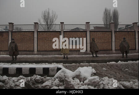 Srinagar, au Cachemire sous contrôle indien. 25 Jan, 2017. Troopers paramilitaires indiennes montent la garde devant l'Inde République Populaire Day celebration à Srinagar, capitale d'été du Cachemire sous contrôle indien, le 25 janvier 2017. L'Inde a émis mercredi une alerte de terreur, d'avertissement de risque d'attaques par des militants au cours de la fête de la République, jeudi. Credit : Javed Dar/Xinhua/Alamy Live News Banque D'Images