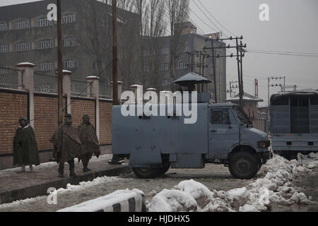 Srinagar, au Cachemire sous contrôle indien. 25 Jan, 2017. Troopers paramilitaires indiennes montent la garde devant l'Inde République Populaire Day celebration à Srinagar, capitale d'été du Cachemire sous contrôle indien, le 25 janvier 2017. L'Inde a émis mercredi une alerte de terreur, d'avertissement de risque d'attaques par des militants au cours de la fête de la République, jeudi. Credit : Javed Dar/Xinhua/Alamy Live News Banque D'Images