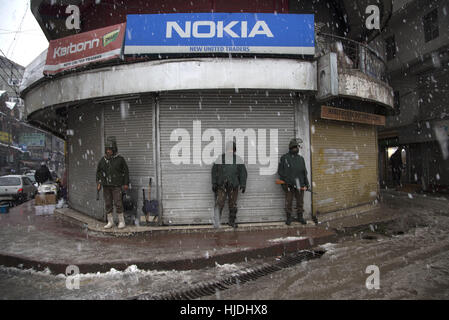 Srinagar, au Cachemire sous contrôle indien. 25 Jan, 2017. Troopers paramilitaires indiennes montent la garde devant l'Inde République Populaire Day celebration à Srinagar, capitale d'été du Cachemire sous contrôle indien, le 25 janvier 2017. L'Inde a émis mercredi une alerte de terreur, d'avertissement de risque d'attaques par des militants au cours de la fête de la République, jeudi. Credit : Javed Dar/Xinhua/Alamy Live News Banque D'Images