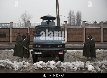 Srinagar, au Cachemire sous contrôle indien. 25 Jan, 2017. Troopers paramilitaires indiennes montent la garde devant l'Inde République Populaire Day celebration à Srinagar, capitale d'été du Cachemire sous contrôle indien, le 25 janvier 2017. L'Inde a émis mercredi une alerte de terreur, d'avertissement de risque d'attaques par des militants au cours de la fête de la République, jeudi. Credit : Javed Dar/Xinhua/Alamy Live News Banque D'Images