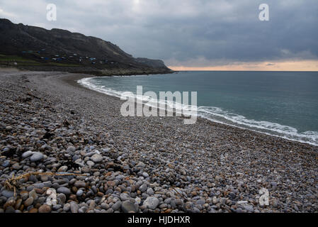 Ciel gris sur l'anse de Chesil, Portland, Dorset, UK Banque D'Images