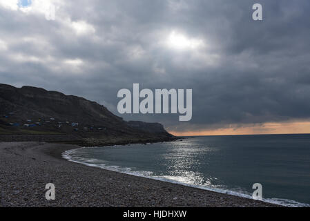 Ciel gris sur l'anse de Chesil, Portland, Dorset, UK Banque D'Images