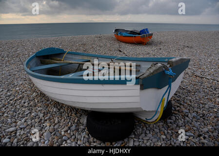 Ciel gris sur l'anse de Chesil, Portland, Dorset, UK Banque D'Images