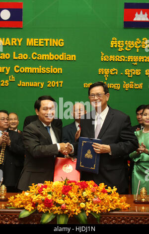 Phnom Penh, Cambodge. 25 Jan, 2017. Senior cambodgien ministre chargé de affaires frontalières, Var Kim Hong (R, avant), serre la main avec le Ministre des affaires étrangères laotien Saleumxay Kommasith (L, à l'avant) à Phnom Penh, au Cambodge, le 25 janvier 2017. Le Cambodge et le Laos s'est engagé à construire leur trouble comme la frontière de paix, d'amitié, de la stabilité, la coopération et le développement, selon un communiqué de presse conjoint le mercredi. Credit : Sovannara/Xinhua/Alamy Live News Banque D'Images