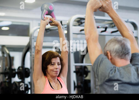 Couple de travail à l'aide de kettlebells de sport. Banque D'Images