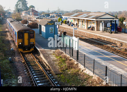 Castle Cary gare avec 2 plate-forme 3 DMU voiture Banque D'Images